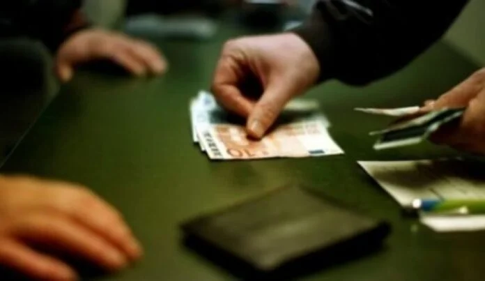 Atti contro cinque persone per frode forzata