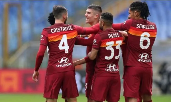 Dos jugadores de fútbol PPS con COVID-19 de Roma