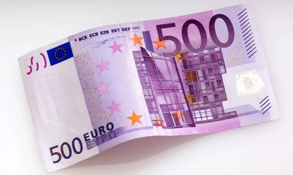 Zwei gefälschte Fälle von 500 Euro Rechnungen