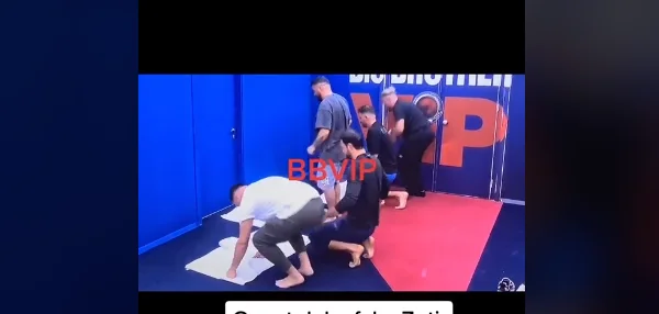Grande Fratello ragazzi V giuro sulle loro preghiere, al loro culmine.