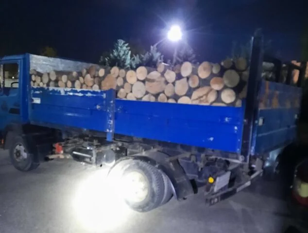 Deux responsables de l'Agence forestière sont arrêtés, ce qui aurait permis à un camion de 12 mètres de bois de passer illégalement.
