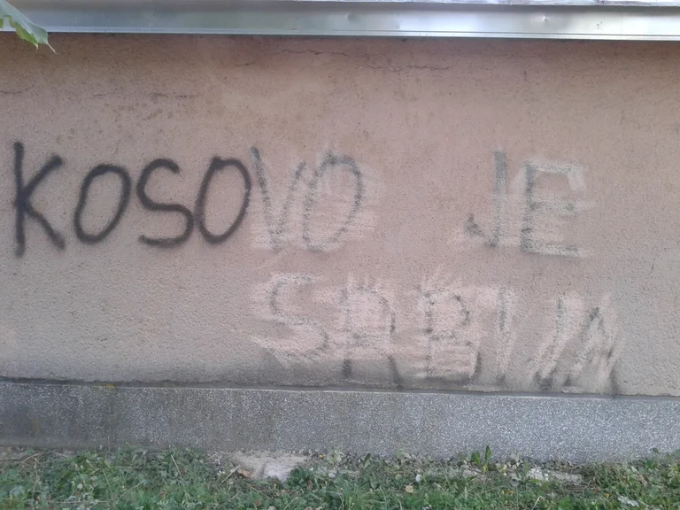 Es ist geschrieben “Kosovo Sie Serbien” in Great Hoke, Polizei startet Untersuchung