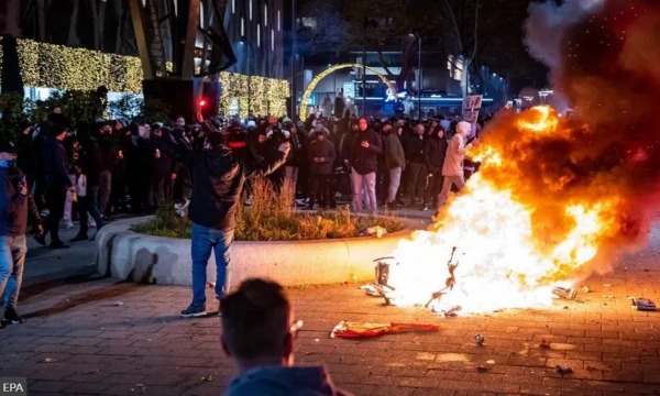 Vue: La violence éclate contre les mesures en Hollande, la police blesse au moins deux personnes