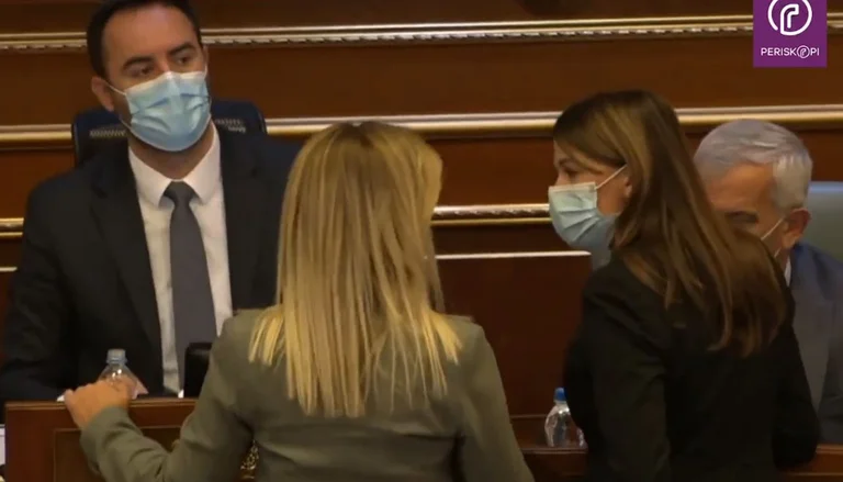 “Works”, “Blerta Deliu geht zu Konjufca, von dort argumentieren sie mit Minister Haxhiu.