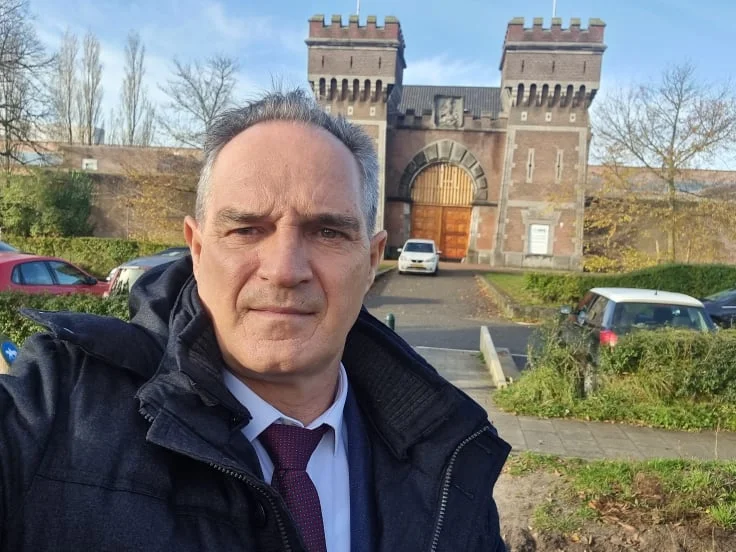 Visita a La Haya, Nat Hasani muestra lo que él habla a los ex directores del KLA