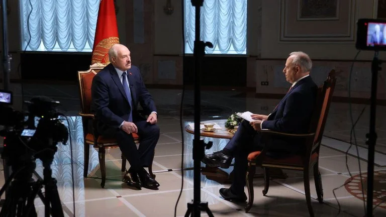 Lukashenko para el pasillo en las fronteras de la UE: Ayudamos a los refugiados porque somos esclavos y corazones