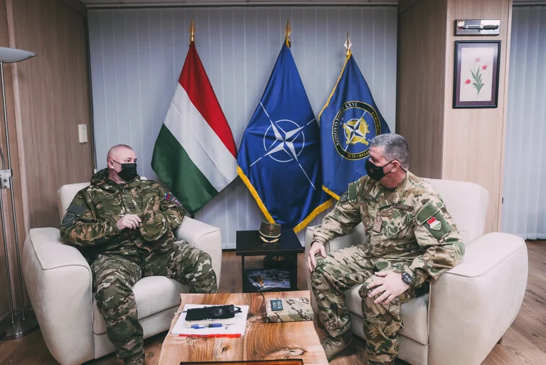 KFOR Commander, Sloweniens Streitkräfte Talk über Kosovo Sicherheitslage