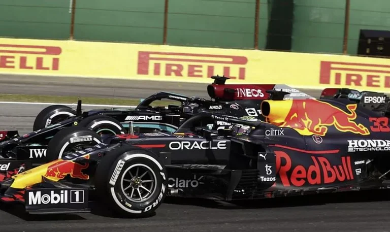 Verstappen réagit après les récents événements: Ajouter des actions à Red Bull montrer Mercedes nature