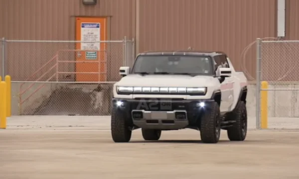 En 3 secondes, 100km/h : Des femmes interdites au Kosovo sans autorisation, Biden prouve la bête électrique Hummer (Vidéo)