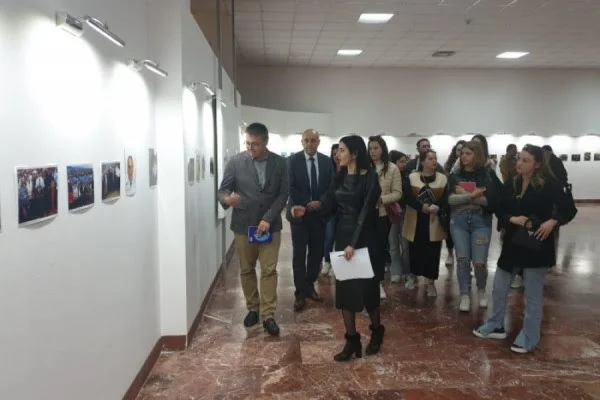 In Tirana wird monographisch <x0Juje auf Lorbeeren” für 21 Kosovo-Polizeibeamte im Büro engagiert