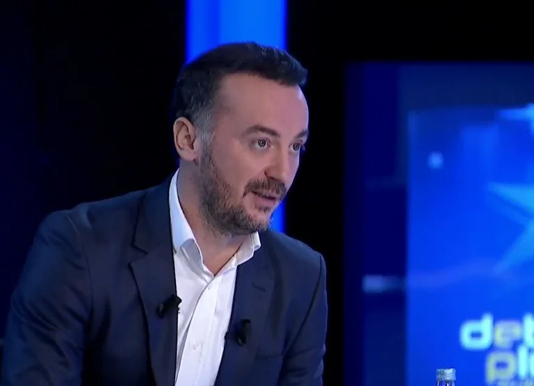 Moliq llama Servil Conjuf de Kurt: Nunca el alcalde antes de Glauk.