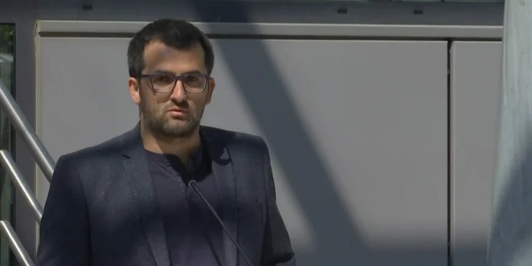 Dit son ancien conseiller: Kurti a été puni pour une règle extrême et scandaleuse dans trois municipalités