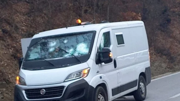 Sie zeigen Bilder darüber, wie der Geldtransporter am Tag auf der Gjilan-Pristina Straße beraubt wird.