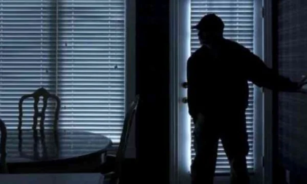 Otto anni fa ha rubato la TV da Rahovec: Si dichiara colpevole, ma l'accusa non lo ammette.