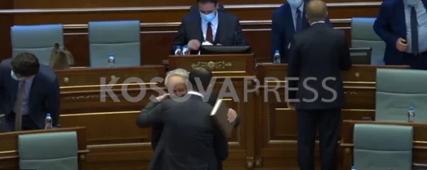 Memli Krasniqis herzlicher Gruß mit Gesundheitsminister Rifat Latifi in der Versammlung