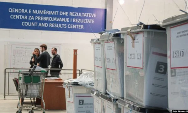 Voter votes soon counted, final second round results announced