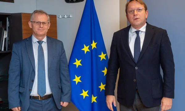 Varhely se reúne con Bisimi, discutir el último informe de la Comisión Europea sobre Kosovo