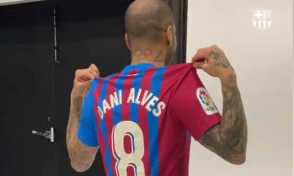 Barcelona se está convirtiendo en comedia, es el número de Danny Alves.