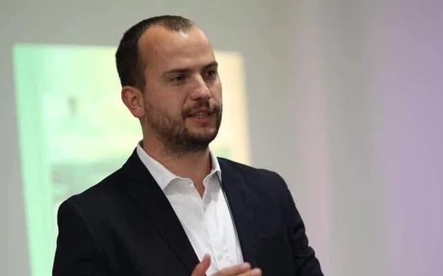 Staying Kastrati reagiert plötzlich von Kamenica: “gewinnt”