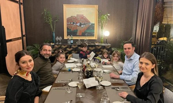 Après avoir gagné Pristina, Rama et Abdixhiku sortent avec des familles pour dîner