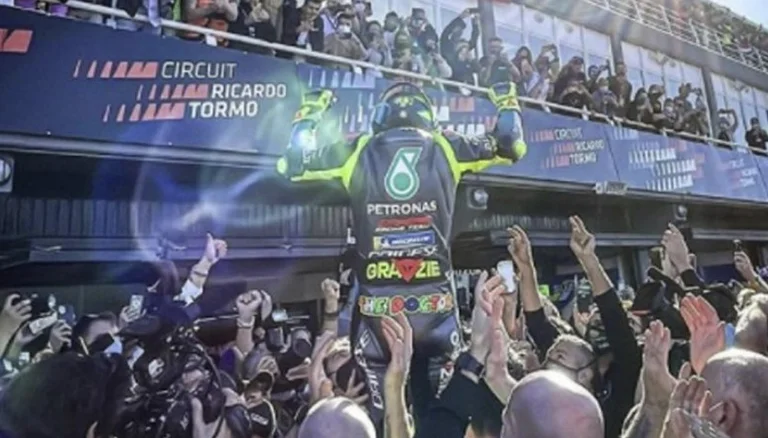 L'histoire n'a pas connu plus vite que lui : Valentino Rossi reçoit le prix MotoGP League