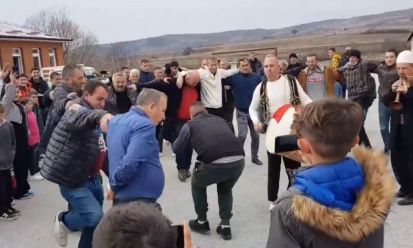 Forza VV. In Kamenica festeggiano con il topano e la danza per fermare le riforme educative (VIDEO)