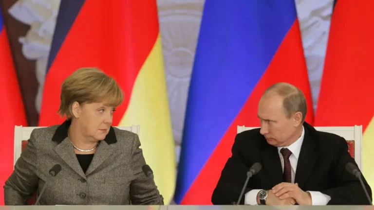 Germany's elderly Russia suspends approval of 10-billion pipeline