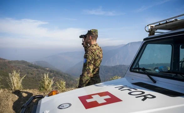 Schweizer Dienstleister in Kosovo versucht Hitler Salute