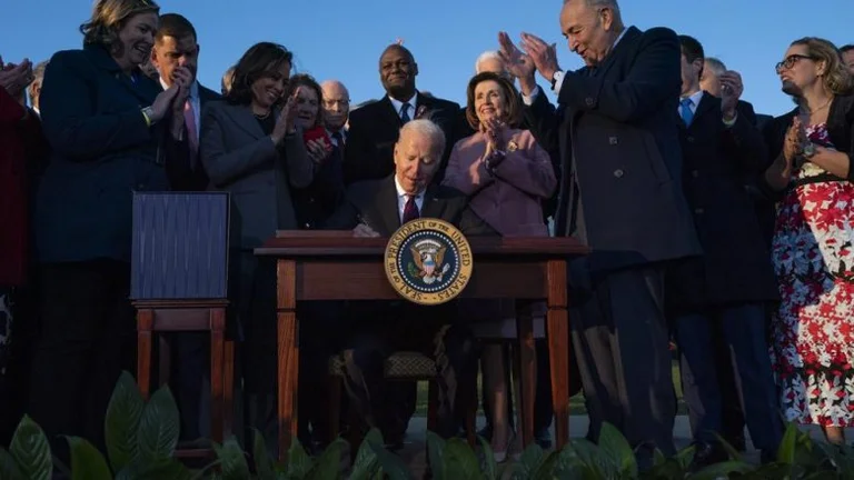 Que contient le paquet social dans l'infrastructure de 1 000 milliards de dollars signée par Joe Biden?