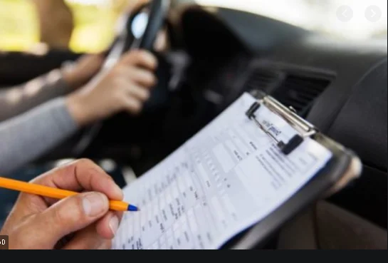 Le conducteur viole les moments de l'examinateur après avoir passé l'essai de conduite