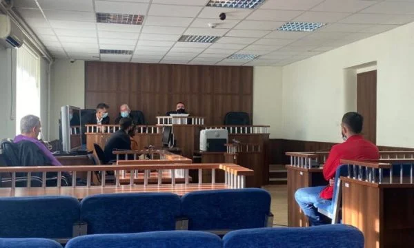 They stole the taxi driver 10 euros and a Nokia phone in Skenderaj, trial over two indictees is postponed