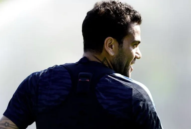 Alves comienza hoy con Barcelona