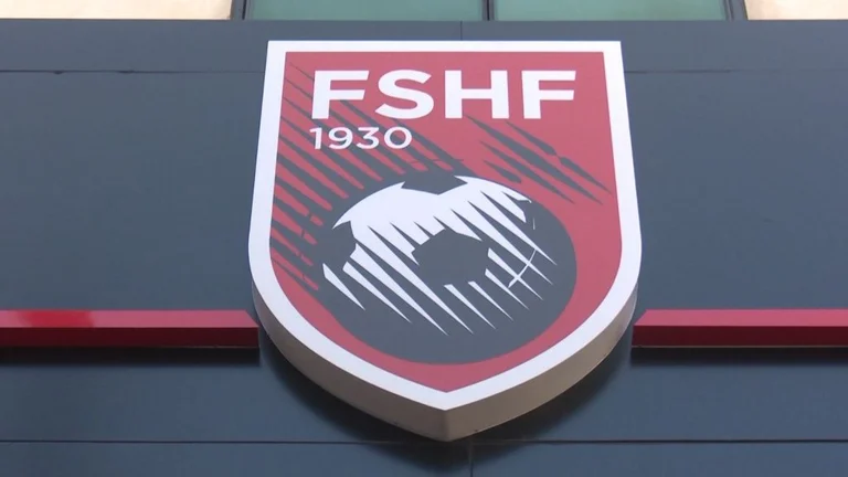 La FSHF, come esempio, è accusata di amare giornalisti sportivi con regole senza senso.