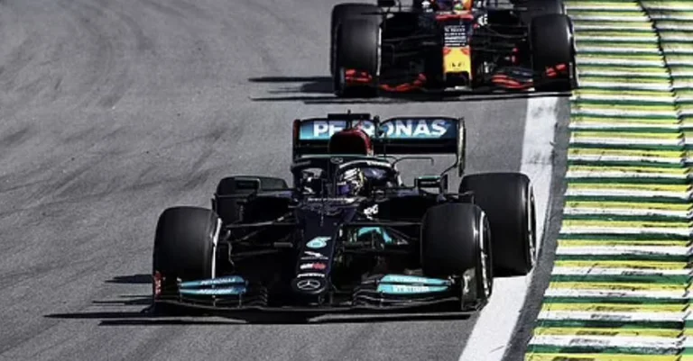 Hamilton commenta lo spettacolare trionfo a San Paolo: il miglior weekend che abbia mai avuto nella mia carriera.