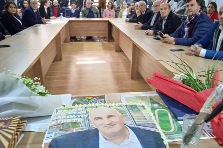 Drittes Mandat: Kollegen warten in Sokol Halit Gemeinde mit Kuchen und Blumen