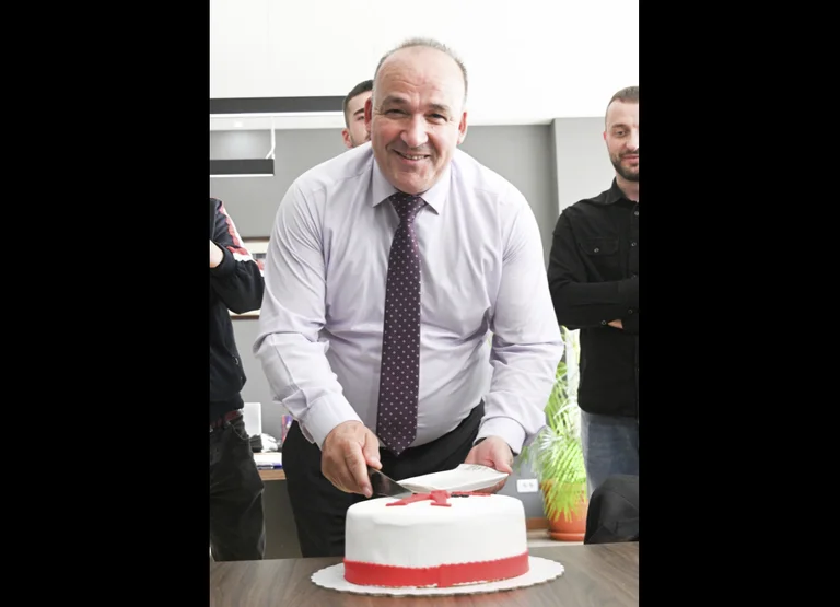 La vitesse de Bulliqi est reçue par le gâteau au bureau: Militants sauf en lettres de gâteau