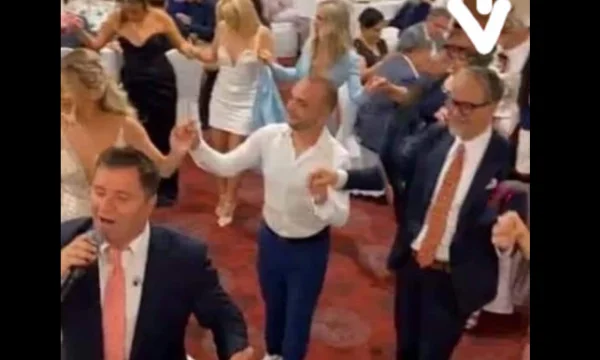 Flet Arben Vitia pasi u pa duke vallëzuar në një dasmë, nën ritmin e këngës së Afrim Muqiqit
