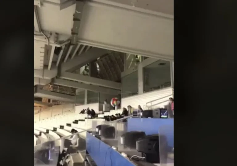 Qualcosa di misterioso appare allo stadio di Atene prima della partita del Kosovo