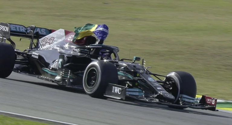 Il grande Hamilton si arrabbia prima nel Gran Premio del Brasile
