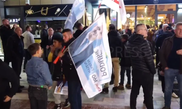 Urlaub beginnt am Podujevo LDK Hauptsitz