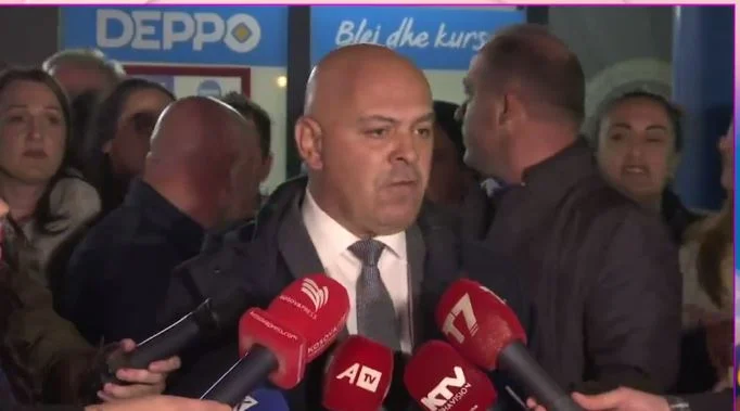 Ardian Gjini anuncia la victoria: llevando una buena noticia