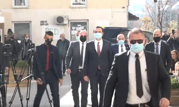 Mindestens 7 Bodyguards folgen Kurt zu den Umfragen