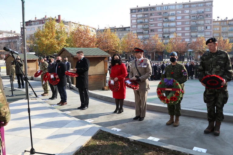 Abbott ehrt die im Kosovo gefallenen Briten: Für unseren nächsten Tag haben sie ihr heute gegeben