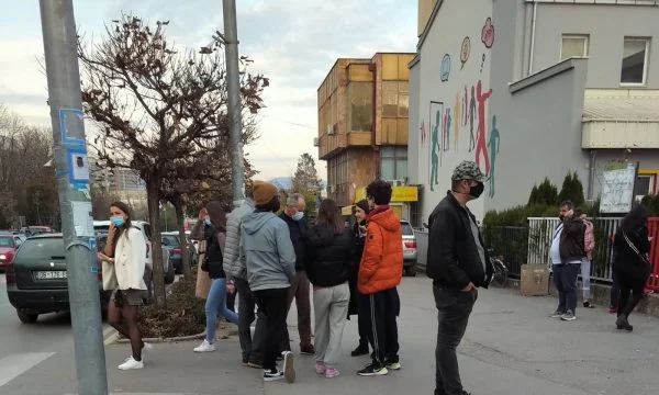 Der stellvertretende Minister steht neben einer Schule in Gjilan, sagt er hat nicht den Bürgern Druck gemacht