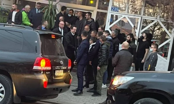 La jeep nera Koran va a Trima Hill durante il silenzio elettorale