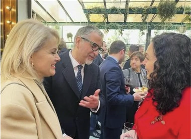 Vjosa Osmani trifft mit Arben Jahr am Wahltag