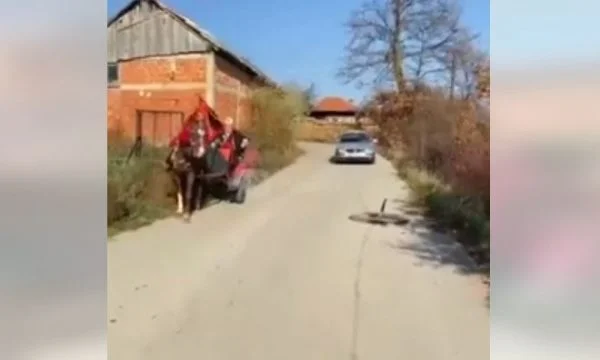 Bürger gehen von Pferdewagen zur Abstimmung in Podujevo