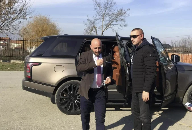 Hasan va a votare nel dibattito con un altro modesto “ ”