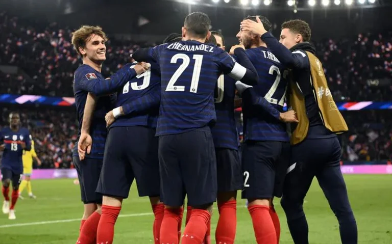 La France bat le Kazakhstan, Mbpe est le premier tour, et le premier but national de Rabbit