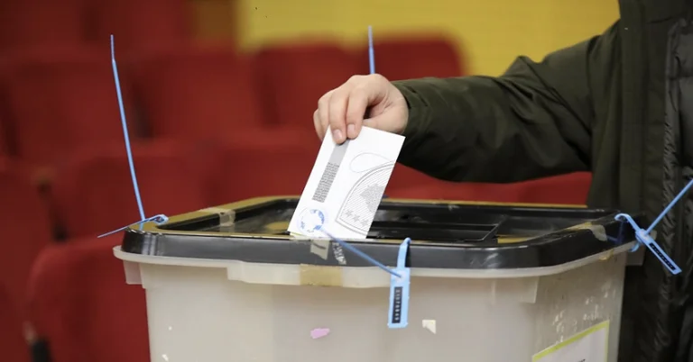 Pochi elettori finora al più grande centro polling di Prizren